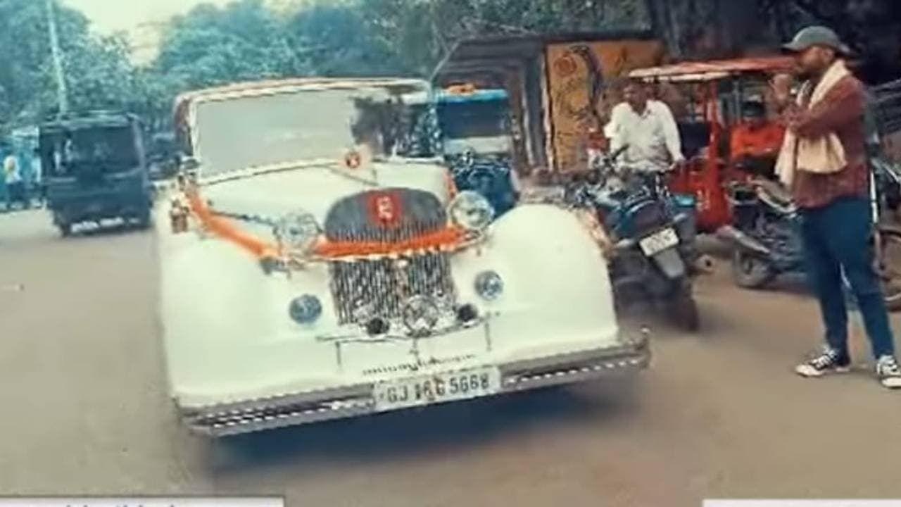 धनबाद में रॉल्स रॉयस पर बैठता है दूल्हा, सड़कों पर फिर आई नजर, देखें VIDEO