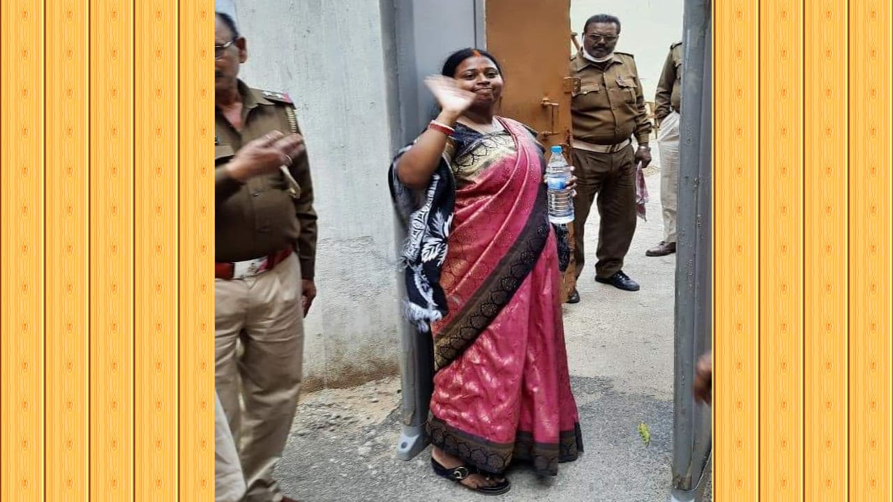 CM हेमंत सोरेन के काफिले पर हमला मामले में रांची की वार्ड पार्षद का कोर्ट में सरेंडर, जानें कितने दिनों के लिए गयी जेल CM हेमंत सोरेन के काफिले पर हमला मामले में रांची की वार्ड पार्षद का कोर्ट में सरेंडर, जानें कितने दिनों के लिए गयी जेल