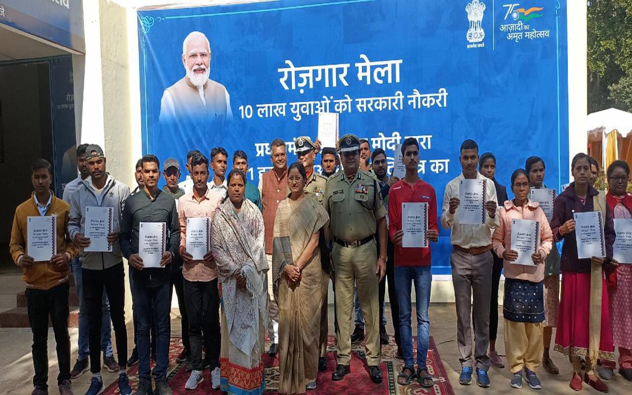 Rozgar Mela: हजारीबाग में 254 युवाओं को नियुक्ति पत्र मिलते ही खिल उठे चेहरे, इन पोस्ट के लिए हुई बहाली