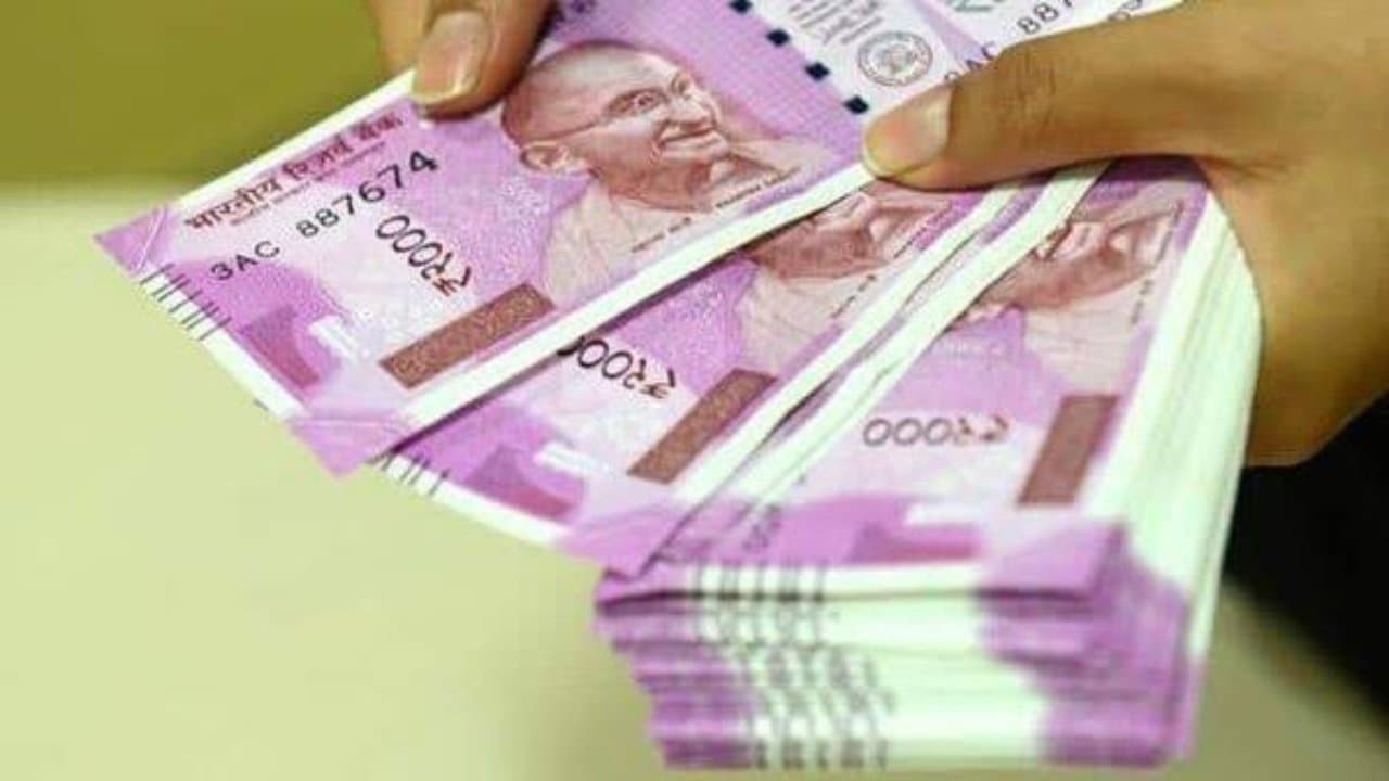 अकेले लखनऊ की बैंकों में एक दिन में 90 करोड़ रुपये के 2000 के नोट जमा