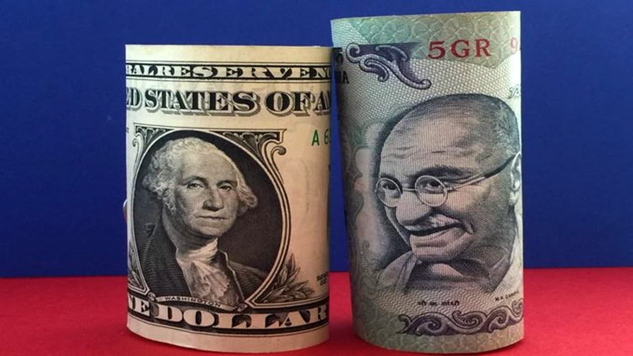 डॉलर के मुकाबले रुपया धड़ाम, मुद्रा बाजार में 61 पैसे गिरकर 83 के पार पहुंचा