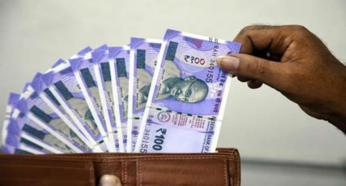 DA Hike: केंद्रीय कर्मचारियों के लिए बड़ी खुशखबरी! 4% बढ़ा महंगाई भत्ता, जानें कितना बढ़ेगा आपका वेतन