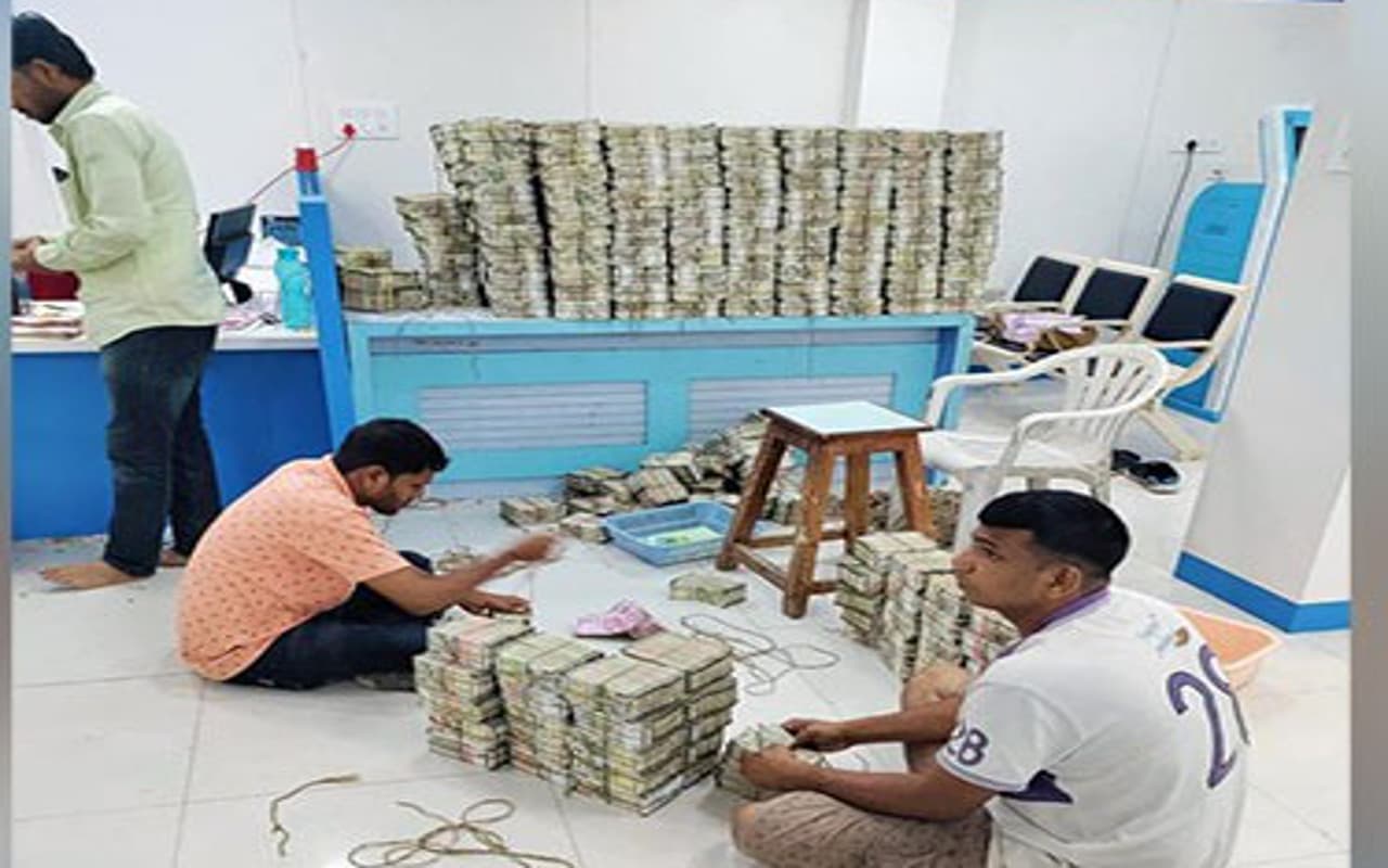 Income Tax Raid: झारखंड में 100 करोड़ की अघाेषित संपत्ति का पता चला, आयकर विभाग का बड़ा खुलासा