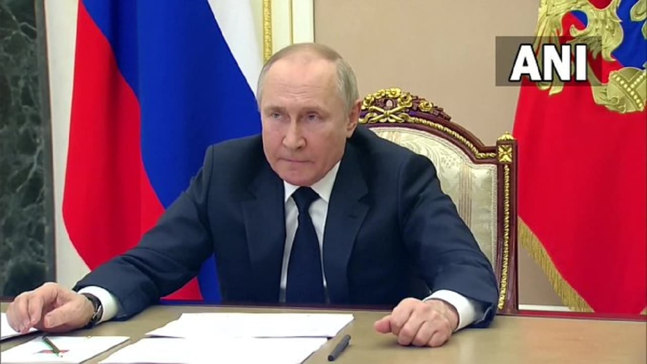 Russia Ukraine War: यूक्रेन के साथ बढ़ते तनाव के बीच पुतिन ने सुरक्षा परिषद के सदस्यों के साथ की बैठक