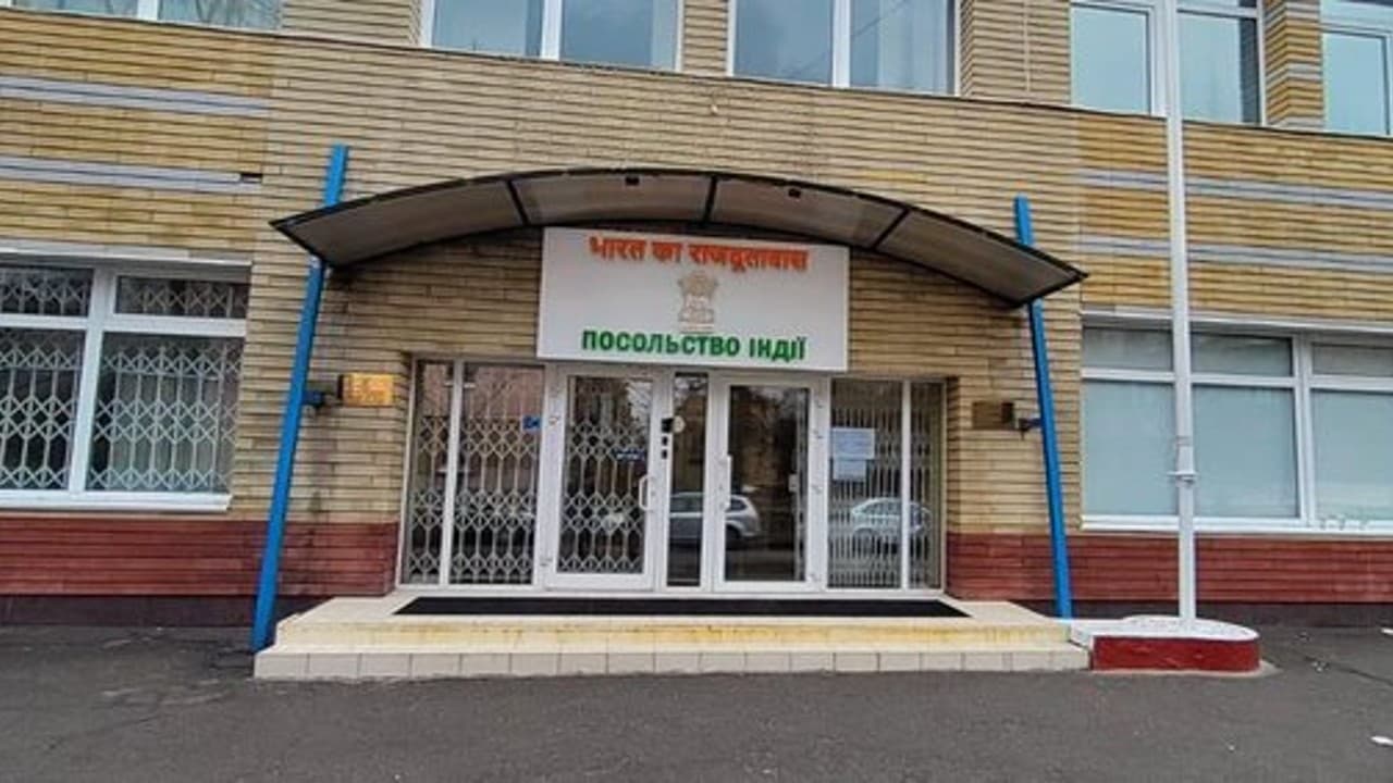 कीव में भारतीय दूतावास ने अपने नागरिकों के लिए जारी की एडवाइजरी, रूस ने दागीं मिसाइलें