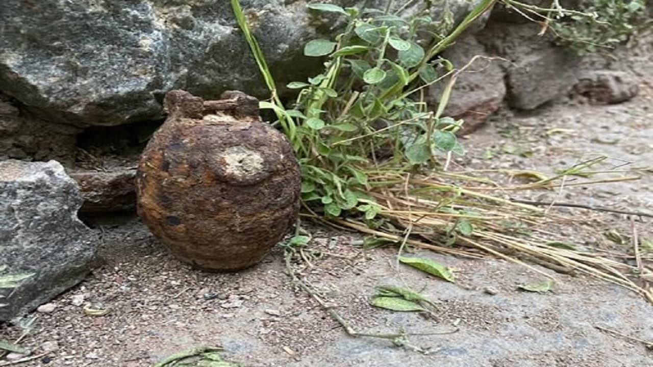 Delhi: दिल्ली के मोहम्मदपुर इलाके से एक पुराना और जंग लगा ग्रेनेड बरामद, मौके पर बम निरोधक दस्ता मौजूद