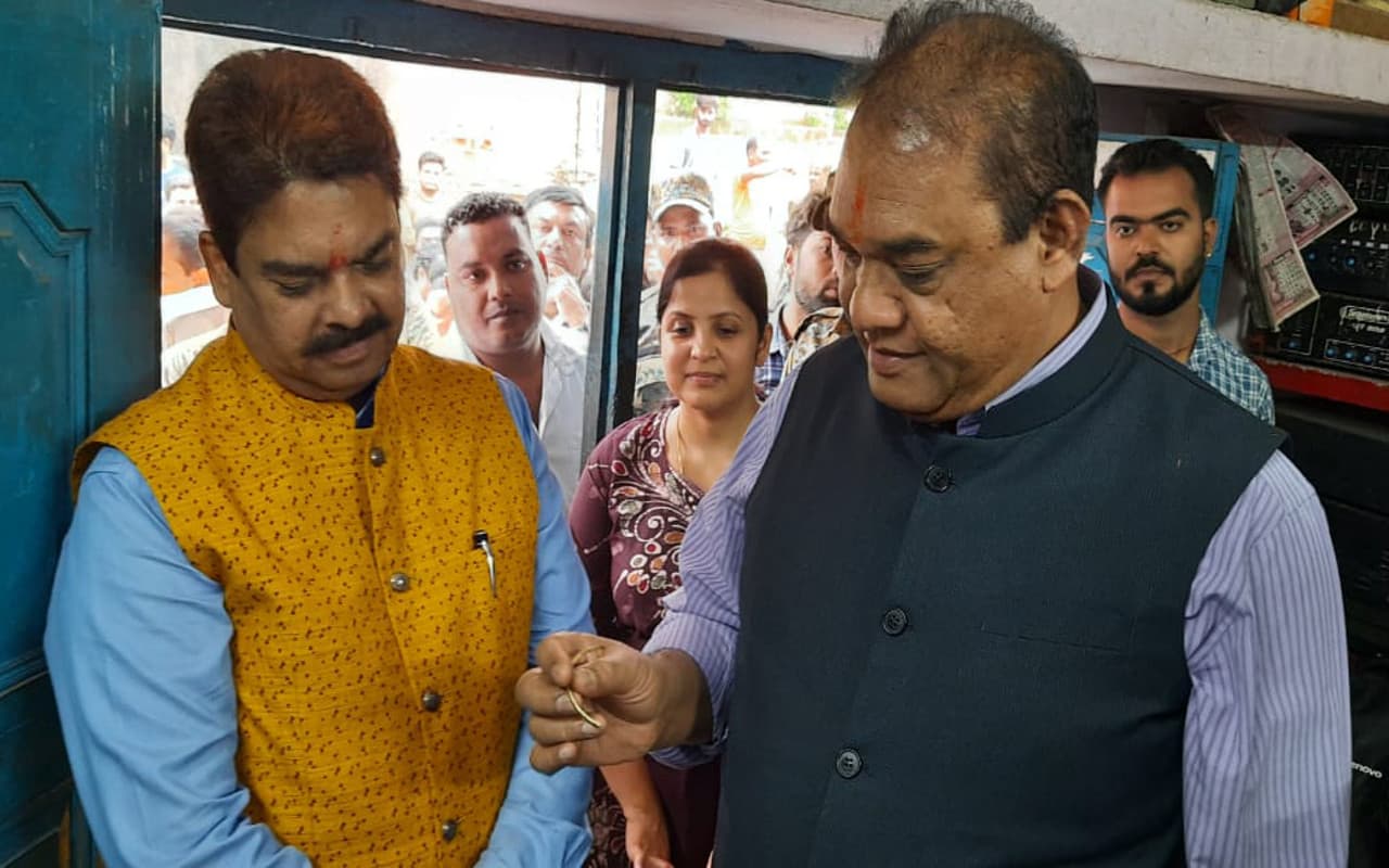 रामगढ़ के सुकरीगढ़ा गांव में आभूषण कारीगरों से मिले रवांडा और माली में भारत के उच्चायुक्त और राजदूत