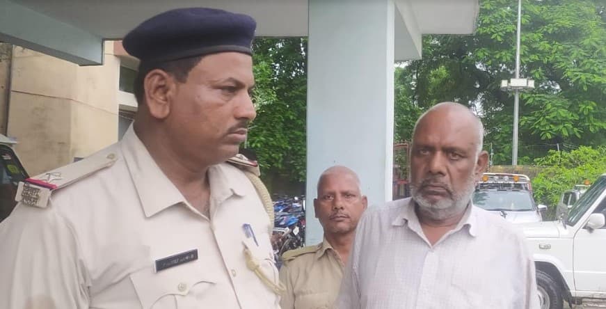 17 लाख रुपये के गबन का आरोपी विद्युत विभाग का लेखा सहायक रोहतास से गिरफ्तार