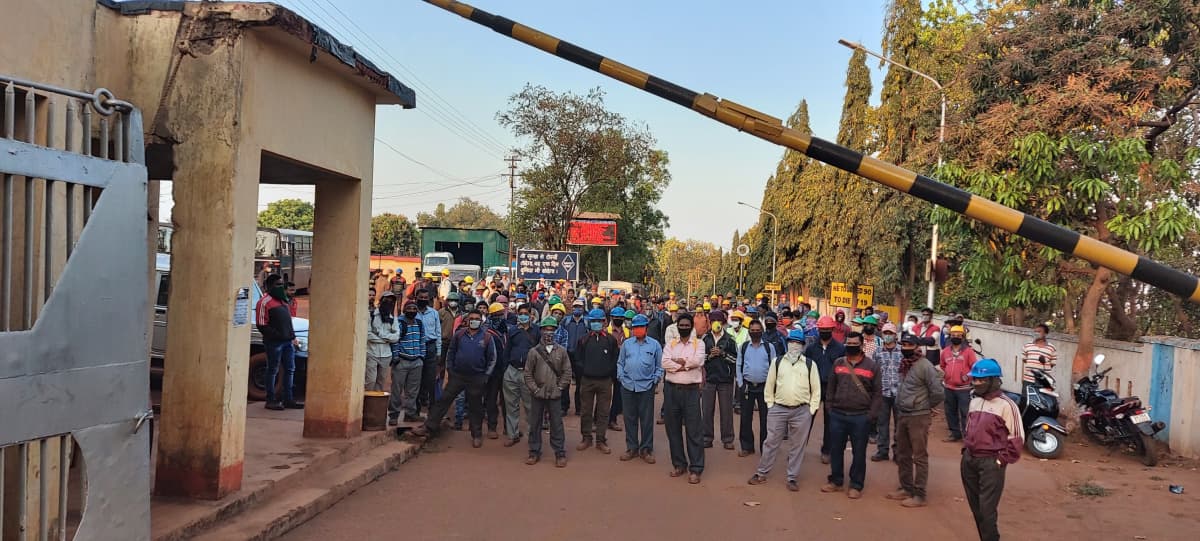किरीबुरु खदान में कोरोना वायरस की रोकथाम के नहीं हो रहे उपाय, SAIL के कर्मचारियों ने किया काम करने से इन्कार
