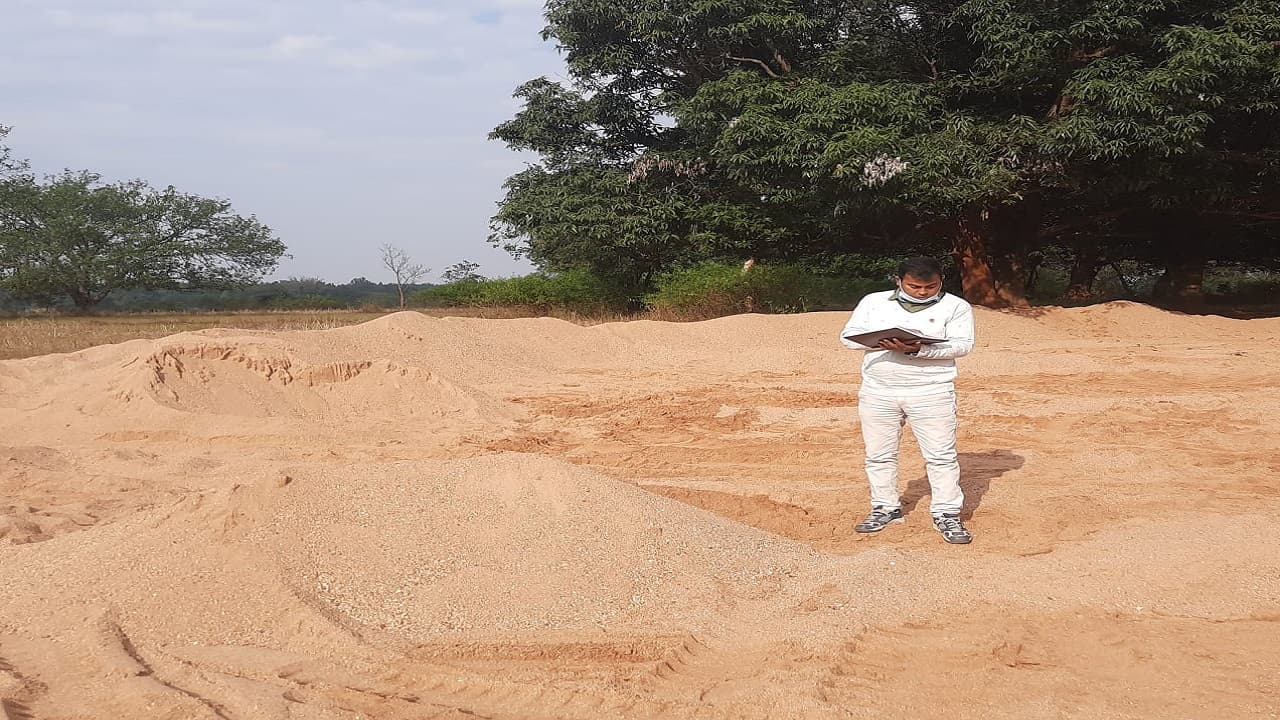 Jharkhand News: बालू तस्करों के खिलाफ बड़ी कार्रवाई, अवैध भंडारण कर रखा गया करीब 15 लाख रुपये का बालू जब्त