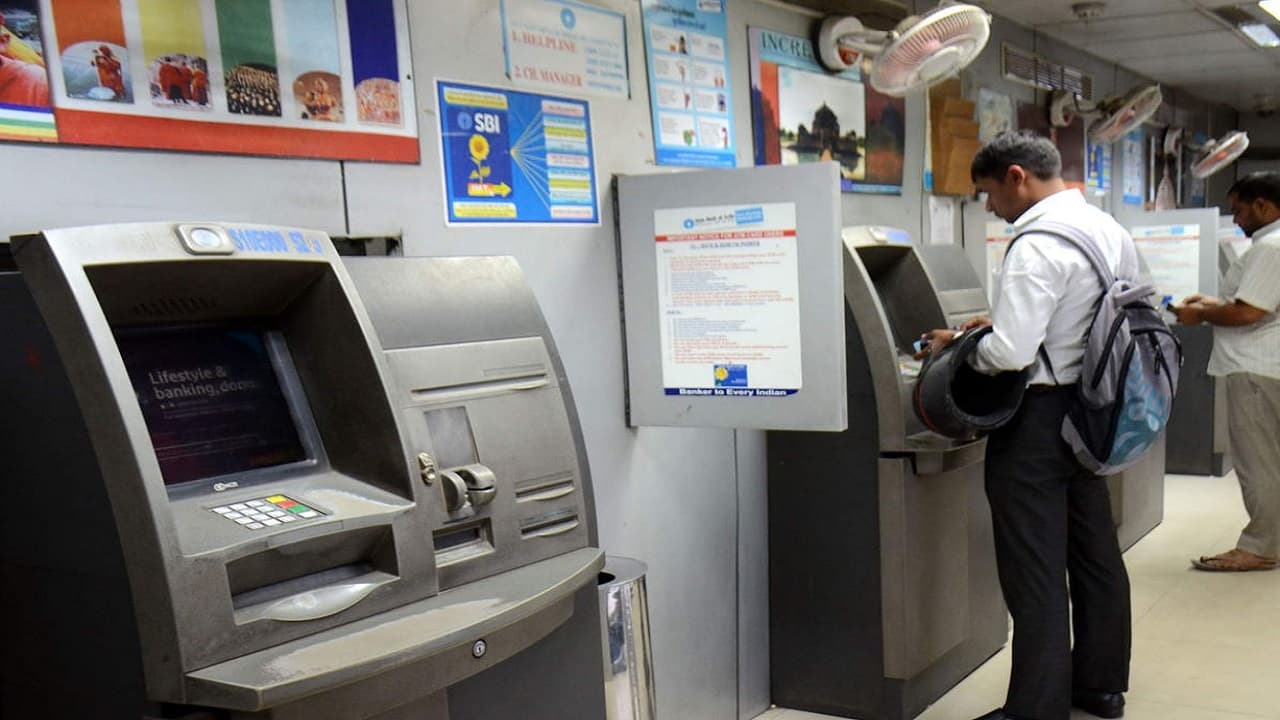 SBI, PNB, HDFC और ICICI Bank के ATM से पैसा निकालने के नियम में हुआ बदलाव, देना पड़ेगा चार्ज, जानें डिटेल