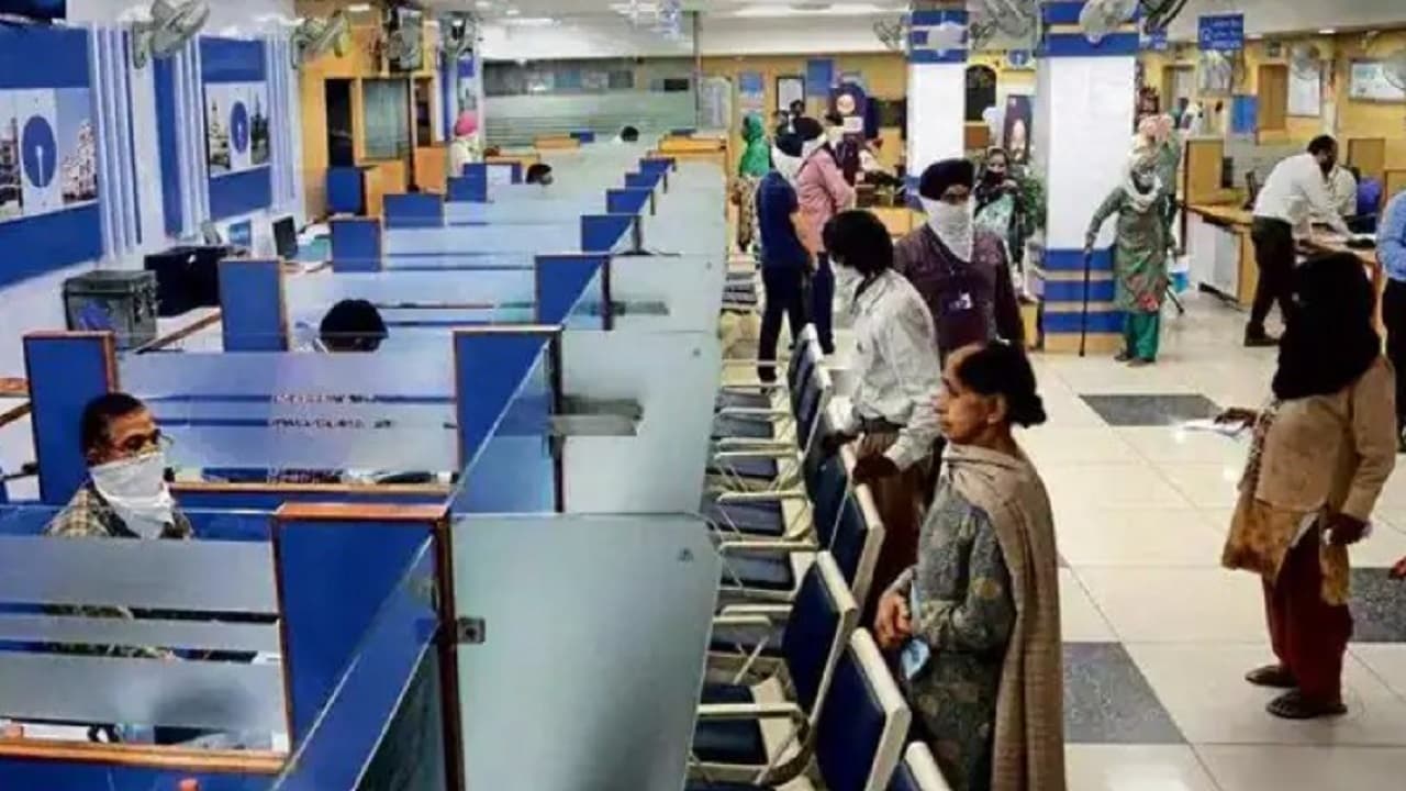Bank 5 Day Working: बैंक में अब 5 दिन होगा काम, हर शनिवार को आराम, जानें संसद में सरकार ने क्या बताया प्लान
