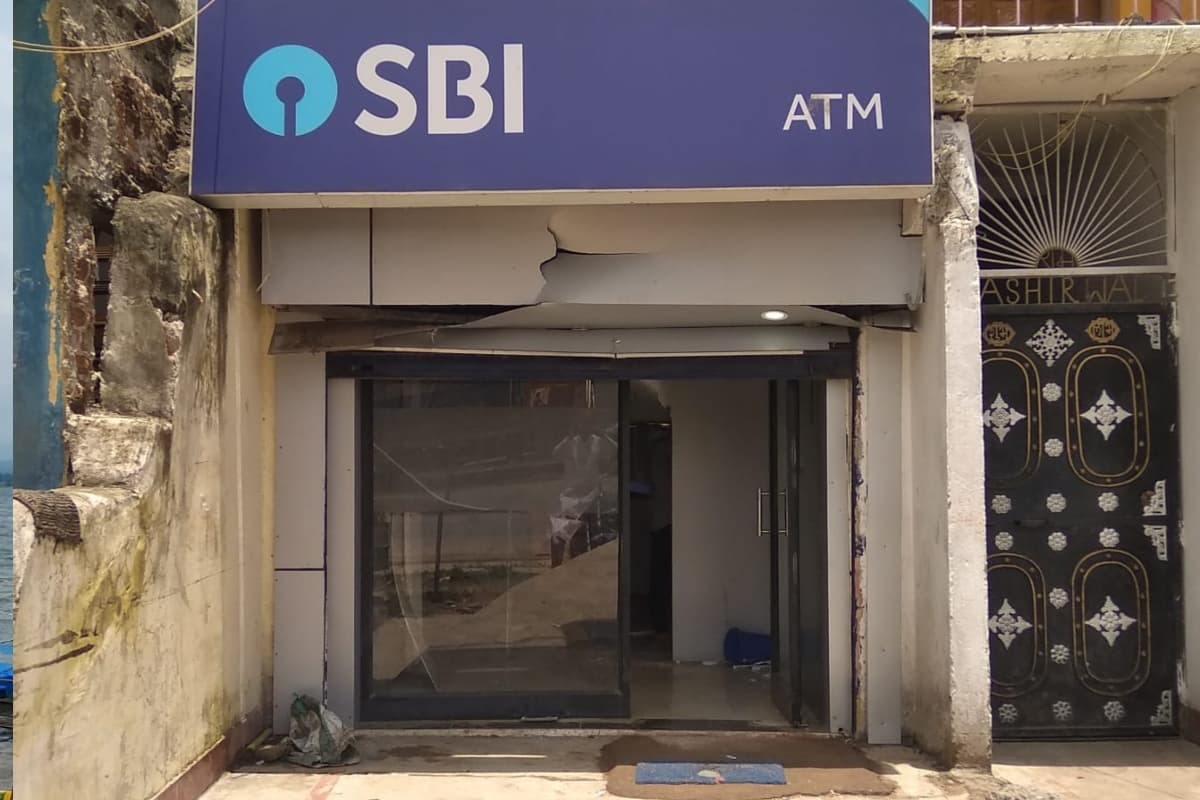 गोपालगंज में SBI एटीएम को गैस कटर से काटा,  उड़ा लिए 23 लाख से अधिक रुपए, SP ने जांच के लिए गठित की SIT