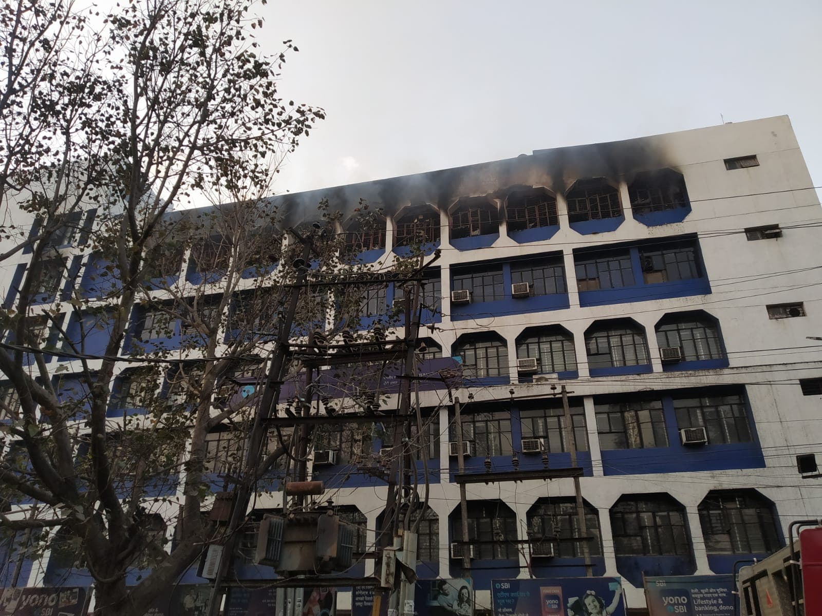 Jharkhand News: रांची के कचहरी रोड स्थित स्टेट बैंक में लगी भीषण आग, दमकल की दो गाड़िया मौके पर मौजूद