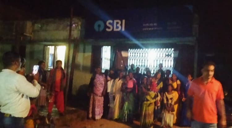 SBI के कर्मचारियों को महिलाओं ने बनाया बंधक, बैंक में जड़ा ताला, देर शाम पहुंची पुलिस...