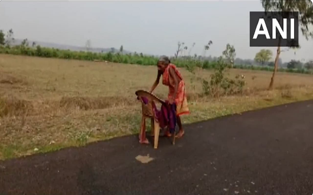 VIDEO : कुर्सी के सहारे कई किलोमीटर पैदल चलकर पेंशन लेने पर मजबूर वृद्ध महिला, SBI के मैनेजर ने कही ये बात