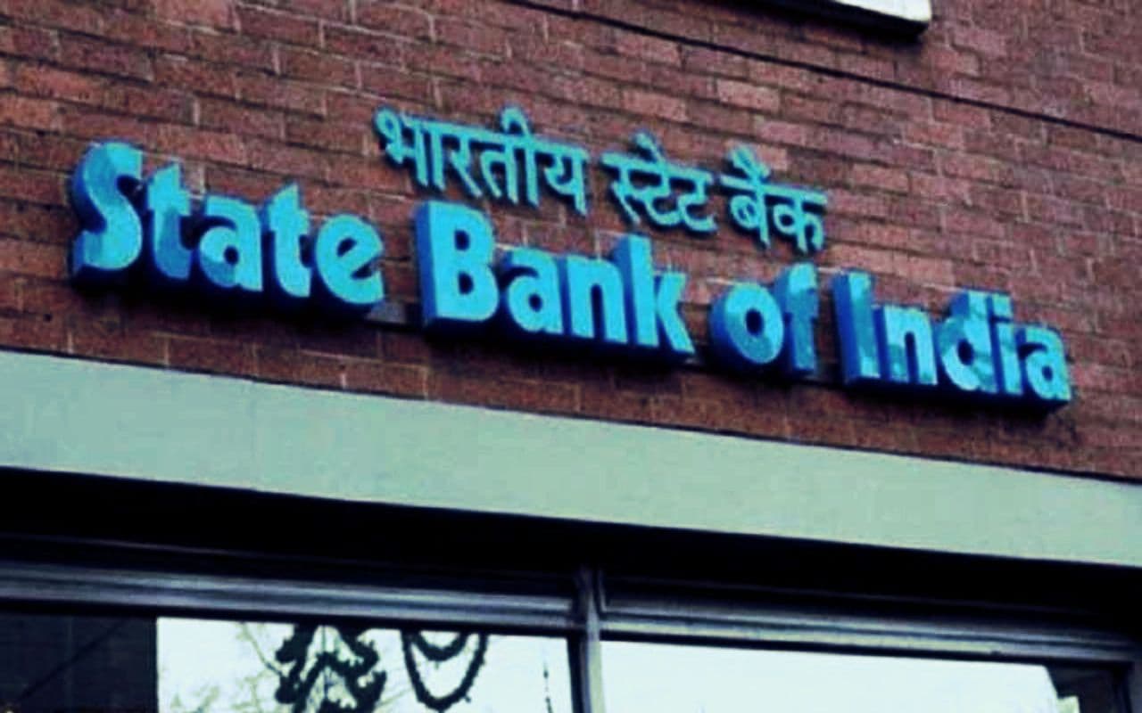 SBI ने की सेविंग्स अकाउंट पर 5 बेसिस प्वाइंट्स की कटौती, जानें क्या हैं नये दर