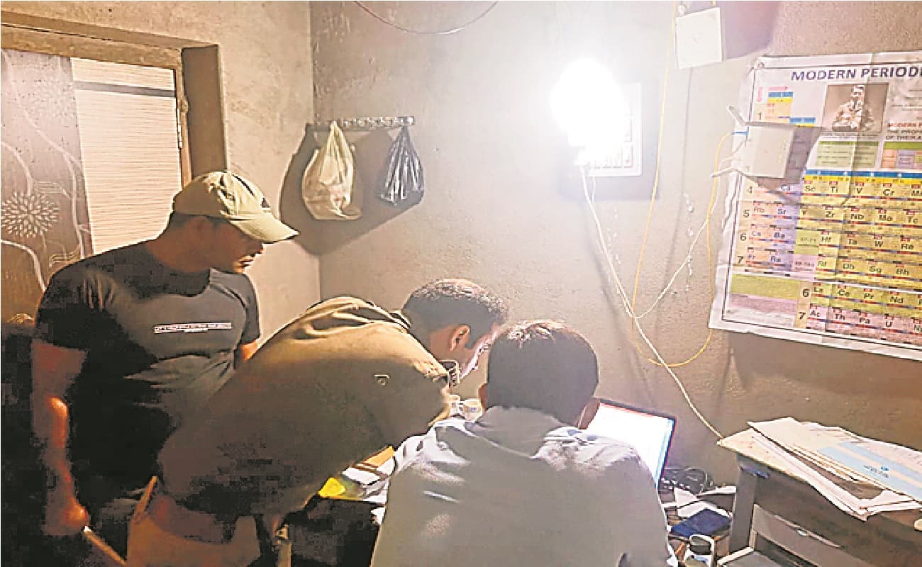 बिहटा सीओ के संरक्षण में अवैध कार्यालय खोल हो रहा था दाखिल-खारिज का खेल, एसडीओ ने डीएम को सौंपी रिपोर्ट बिहटा सीओ के संरक्षण में अवैध कार्यालय खोल हो रहा था दाखिल-खारिज का खेल, एसडीओ ने डीएम को सौंपी रिपोर्ट