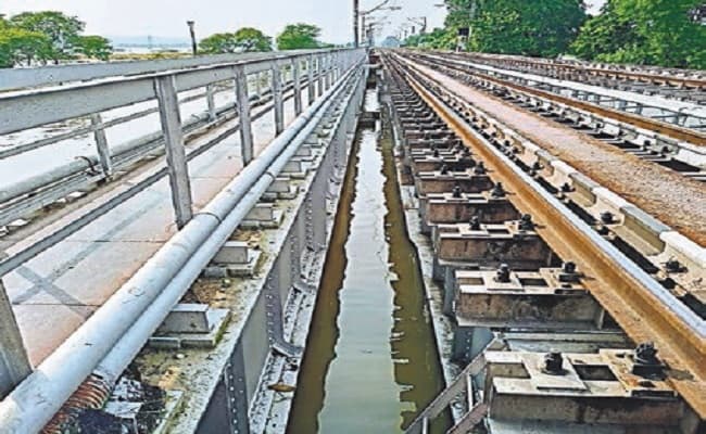 Bihar Flood: जमालपुर-भागलपुर रेलखंड पर चढ़ा गंगा का पानी, ट्रेनें ठप, एनएच-80 पर चल रही नाव