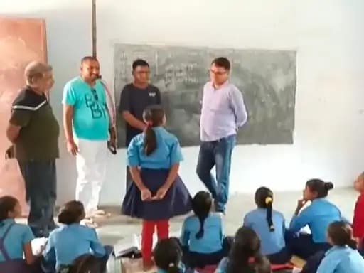 गुरुजी के ज्ञान से SDO का दिमाग चकराया, मैं विद्यालय जाता हूं का ट्रासलेशन नहीं कर पाए हेडमास्टर