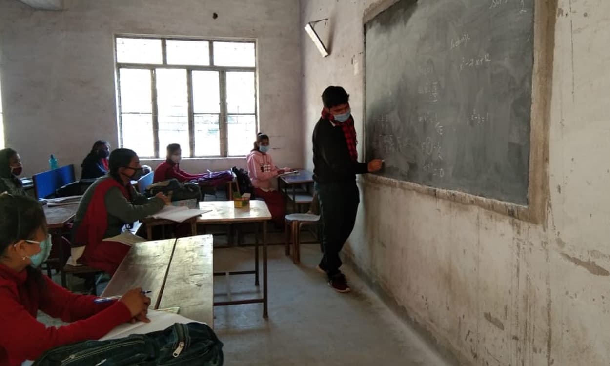 कोडरमा SDO मनीष कुमार अलग भूमिका में दिखे, टीचर बन कर बच्चों को दे रहे हैं शिक्षा