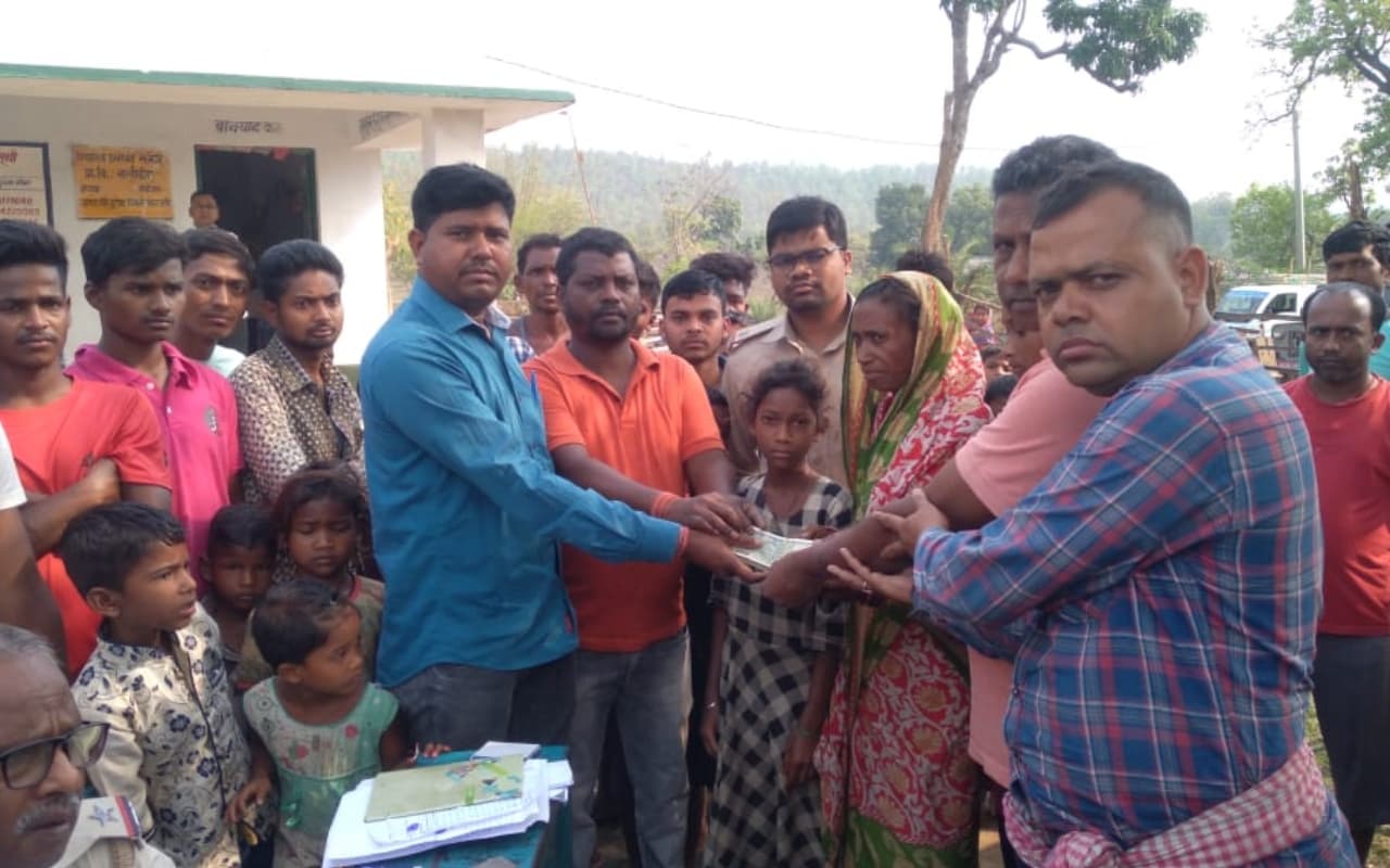 झारखंड : शौच के लिए गए ग्रामीण को हाथी ने पटक-पटककर मार डाला, परिजनों को दी गई आर्थिक मदद