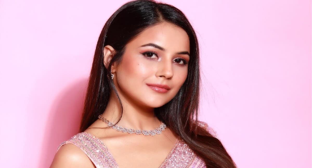 Shehnaaz Gill ने स्टाइलिश साड़ी में शेयर की ग्लैमरस तसवीरें,लेटेस्ट फोटोज ने बढ़ाई फैंस के दिलों की धड़कन