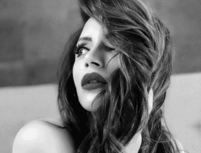 शमा सिकंदर ने सिर्फ चादर लपेटकर कराया ग्लैमरस फोटोशूट, कैप्शन में फैंस से पूछ लिया ये सवाल, PHOTOS