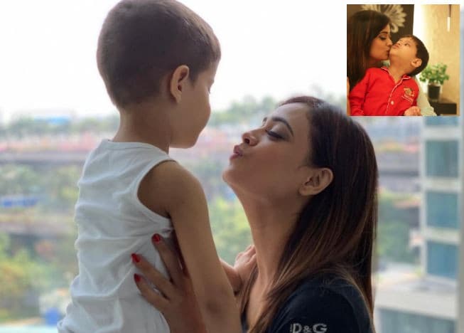 Shweta Tiwari बनीं 'सुपर मॉम', बेटे रेयांश के साथ ली प्यारी तस्वीर, फैंस बोले कहां फंस गए . . .