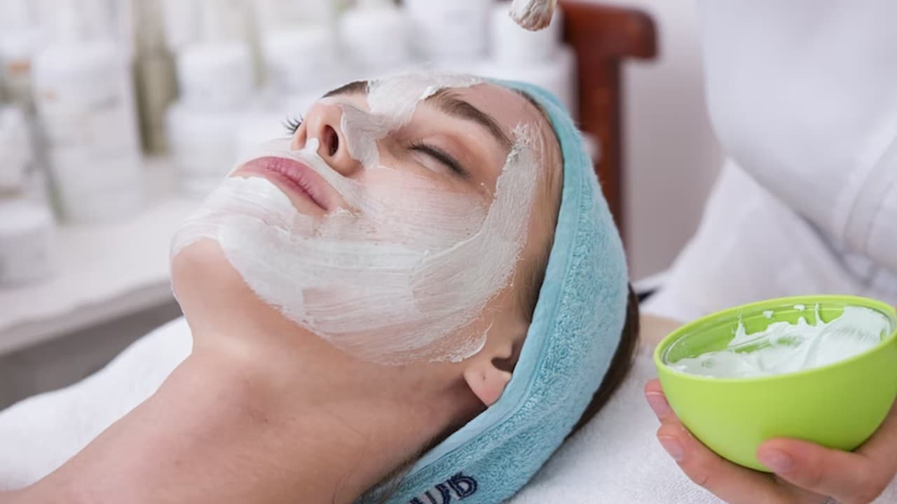 Monsoon Skin Care Tips: मानसून में अपने स्किन का रखें खास ख्याल, अपनाएं ये टिप्स