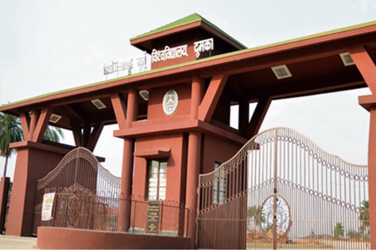 दुमका प्रशासन की हस्तेक्षप के बाद SKMU का टूटा ताला, इस वजह से कर्मचारियों ने जड़ रखा था ताला