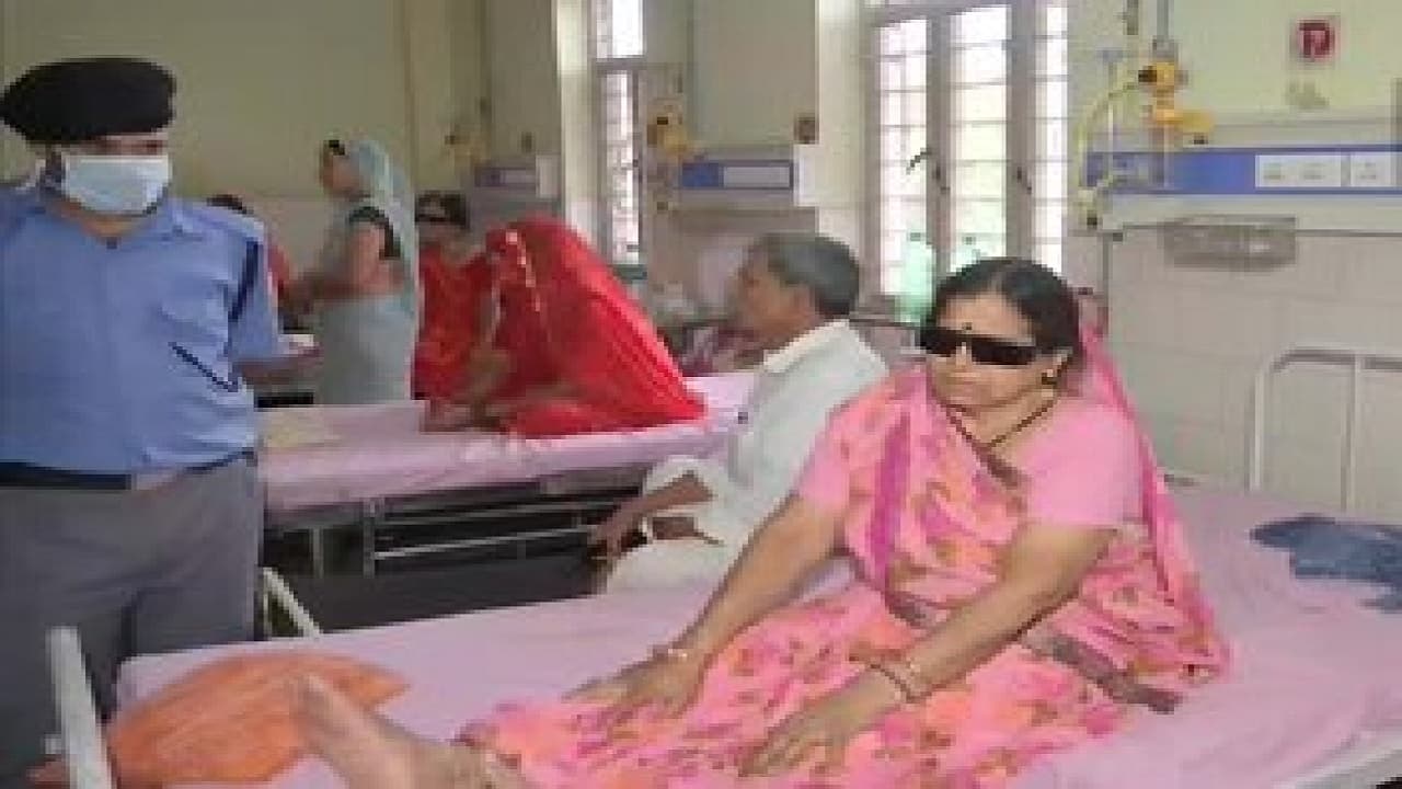 जयपुर के एसएमएस अस्पताल में आंखों के ऑपरेशन के बाद 18 लोगों की रोशनी गायब, मचा हड़कंप