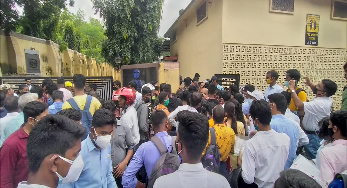 टाटा स्टील ट्रेड अप्रेंटिस परीक्षा में असंतुष्ट परीक्षार्थियों का हंगामा,इंटरव्यू देने आये कैंडिडेट्स को रोका