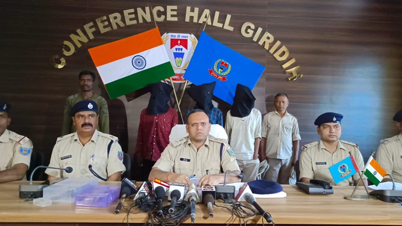 Jharkhand Crime News: मिनी बैंक संचालक से लूटपाट के 3 आरोपी हथियार के साथ अरेस्ट, लूटे रुपये भी बरामद