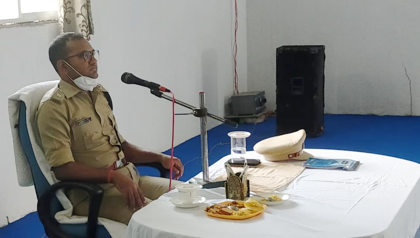 बिहार सीमा पर बढ़ेगी चौकसी, गढ़वा एसपी बोले : पुलिसकर्मियों को टीम भावना के साथ काम करने की जरूरत