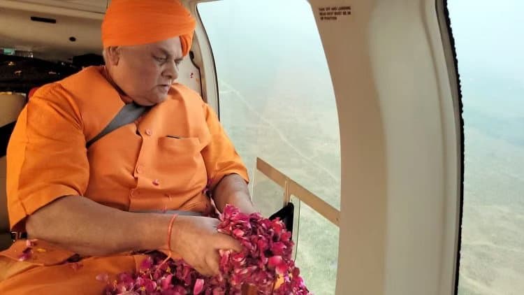 सपा विधायक स्वामी ओमवेश ईद पर हेलीकॉप्टर से बरसाना चाहते हैं फूल, डीएम से मांगी अनुमति, जानें क्या दी दलील...