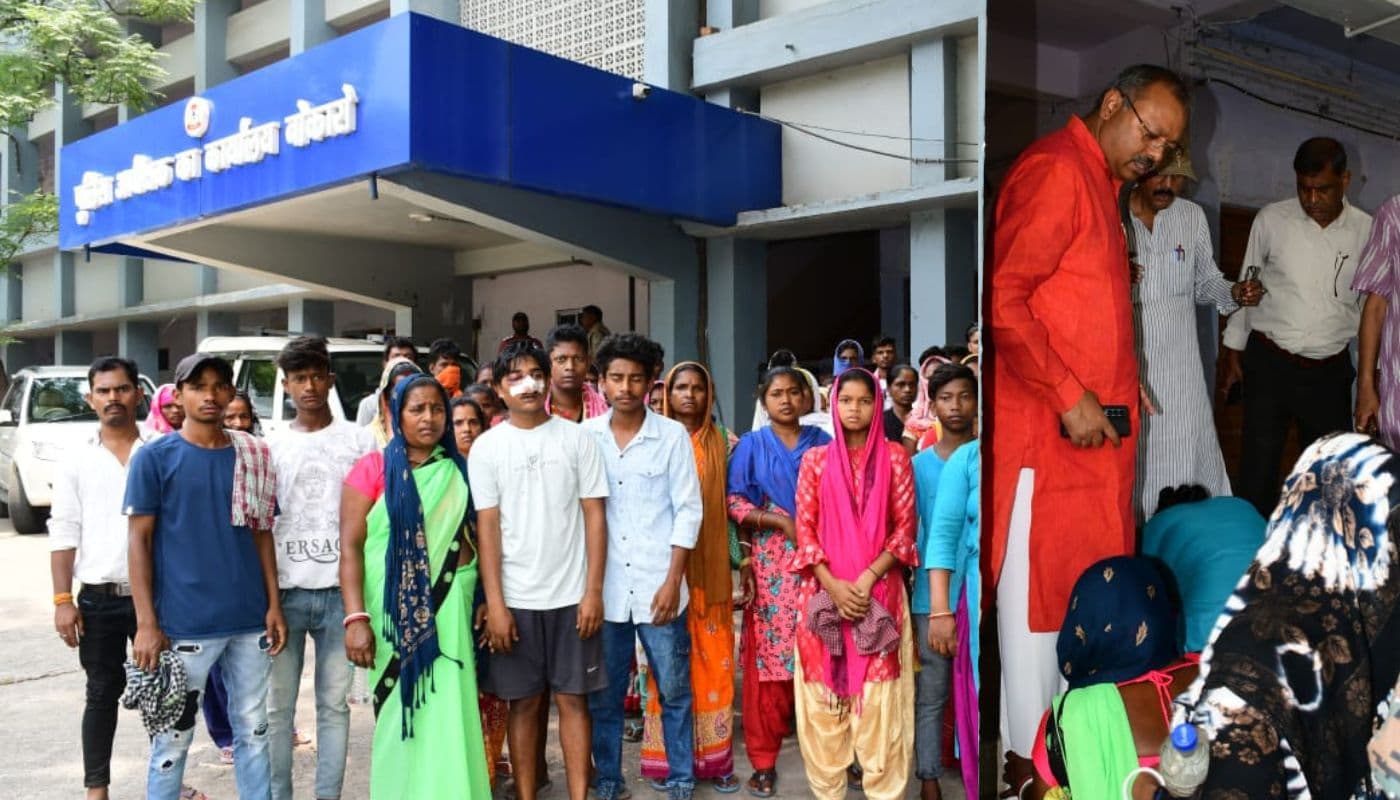 बोकारो : एसपी कार्यालय में विधायक के पैर पकड़कर गिड़गिड़ाने लगी आदिवासी महिला, बोली- न्याय दिला दीजिये