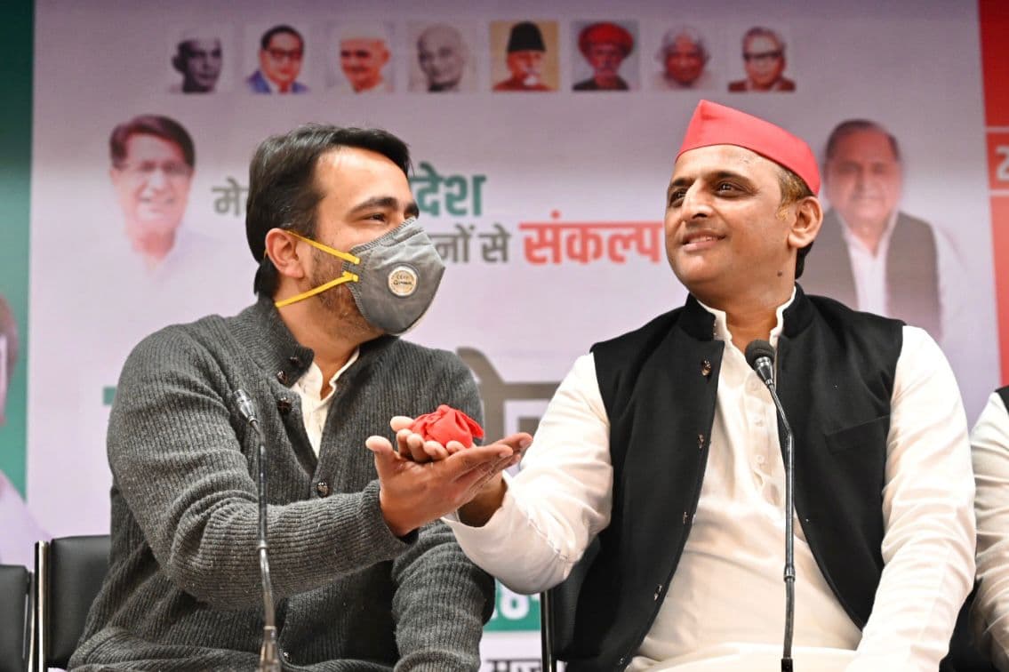 UP Election: गाजियाबाद में अखिलेश और जयंत ने लाल पोटली की ली शपथ, बोले - गांधी के हत्यारों को जनता हराएगी