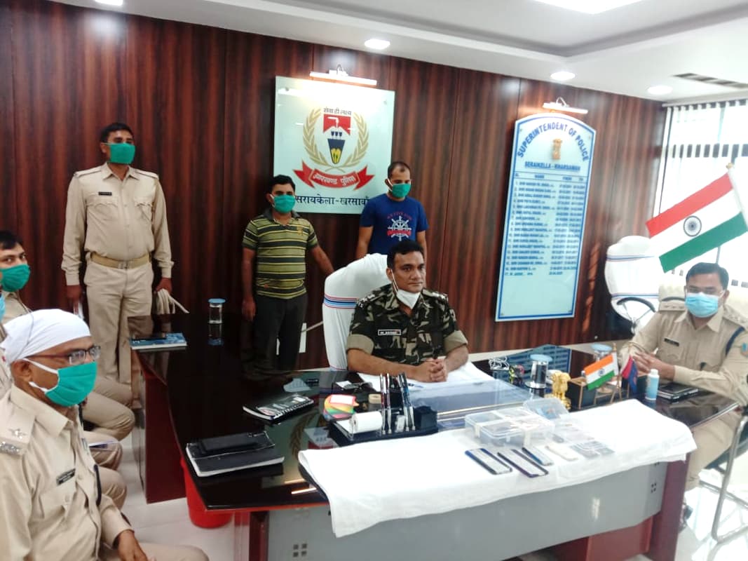 एटीएम में चिमटी फंसाकर आपके अकाउंट से पैसे झटक लेता है ये गैंग, झारखंड में पकड़ाये युवकों का खुलासा