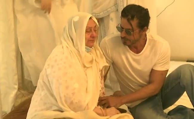 Dilip Kumar के अंतिम दर्शन में पहुंचे Shah Rukh Khan क्यों होने लगे ट्रोल, जानें वजह