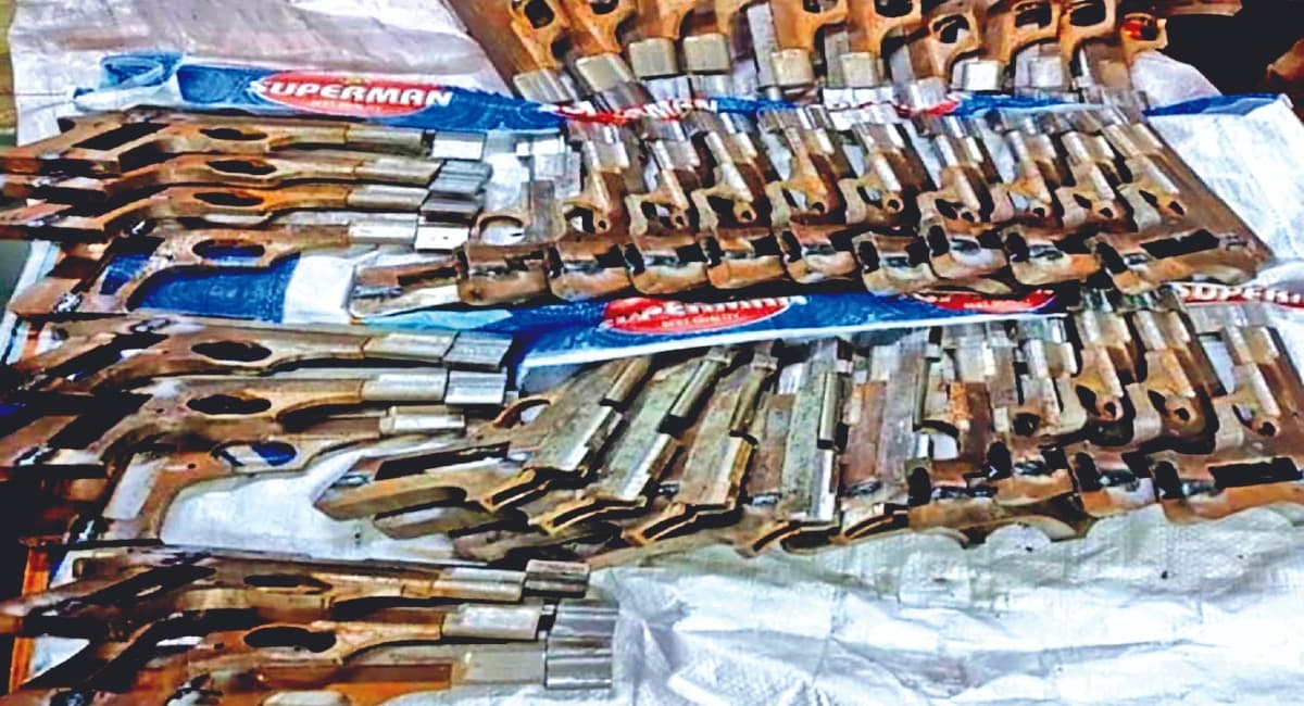 शेखपुरा में जदयू नेता के घर मिला हथियारों का जखीरा, पुलिस ने किया गिरफ्तार