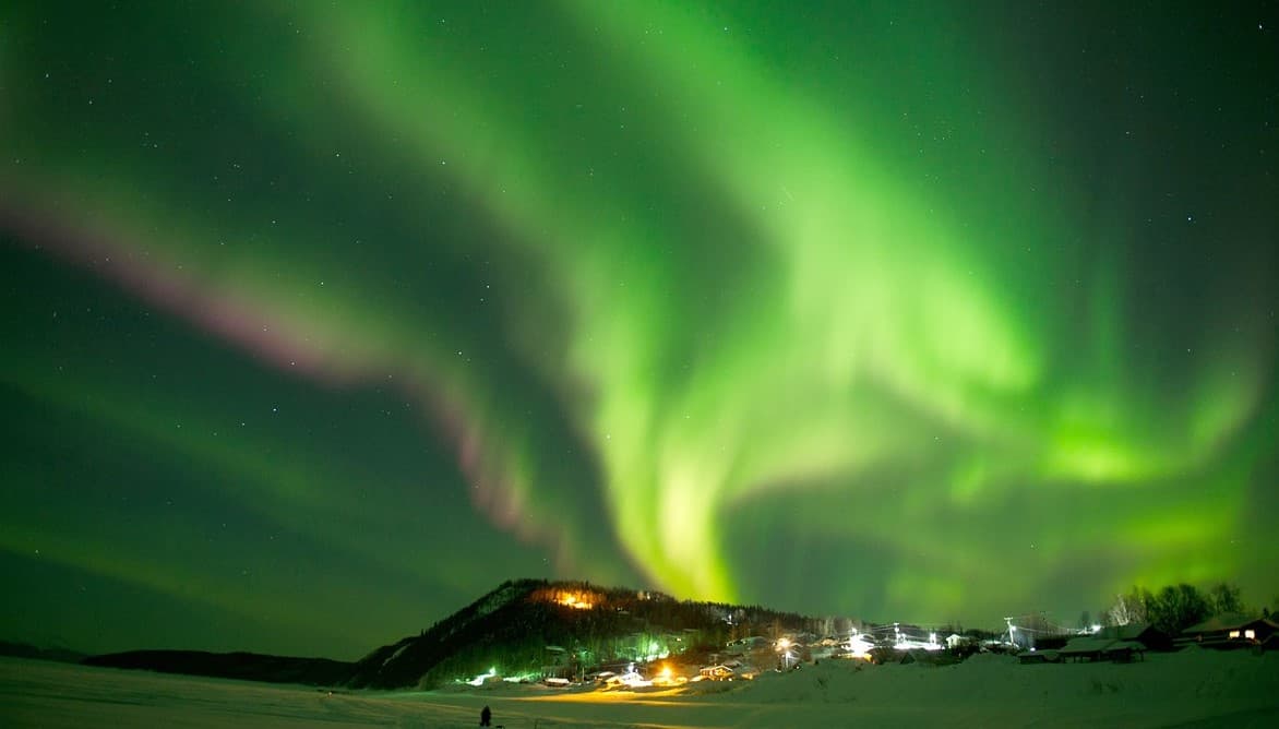 सूरज में विस्फोट से धरती पर मोबाइल सिग्नल बंद, सैटेलाइट टीवी पर भी असर? पढ़िए आपके लिए क्या है खास...