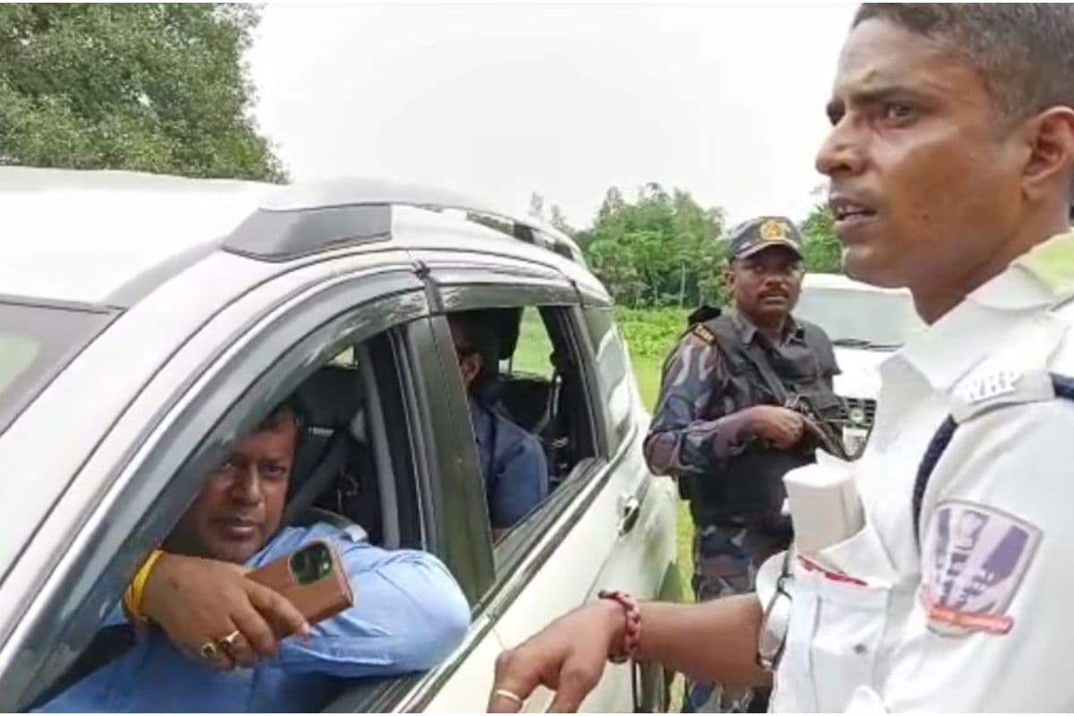 पंचायत चुनाव : ‘मुझे इन गुंडों से बचाइये’ पुलिसवालों ने सुकांत मजूमदार से लगाई गुहार पंचायत चुनाव : ‘मुझे इन गुंडों से बचाइये’ पुलिसवालों ने सुकांत मजूमदार से लगाई गुहार