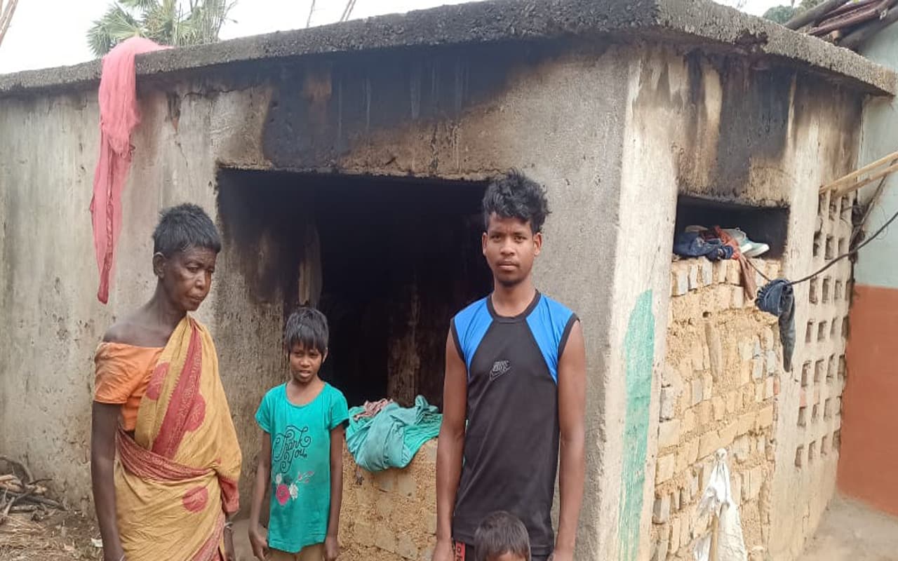 झारखंड : बदहाली की जिंदगी जी रहे पूर्वी सिंहभूम के सबर जनजाति के कई लोग, बरसात में बैठकर गुजरती हैं रातें