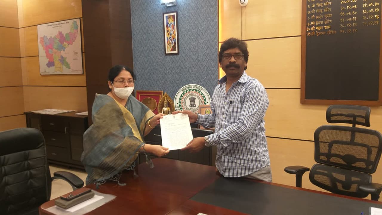 सरायकेला के चांडिल डैम के विस्थापितों की समस्या को लेकर CM हेमंत सोरेन से मिलीं ईचागढ़ विधायक सविता महतो, 116 गांवों की समस्या से कराया अवगत