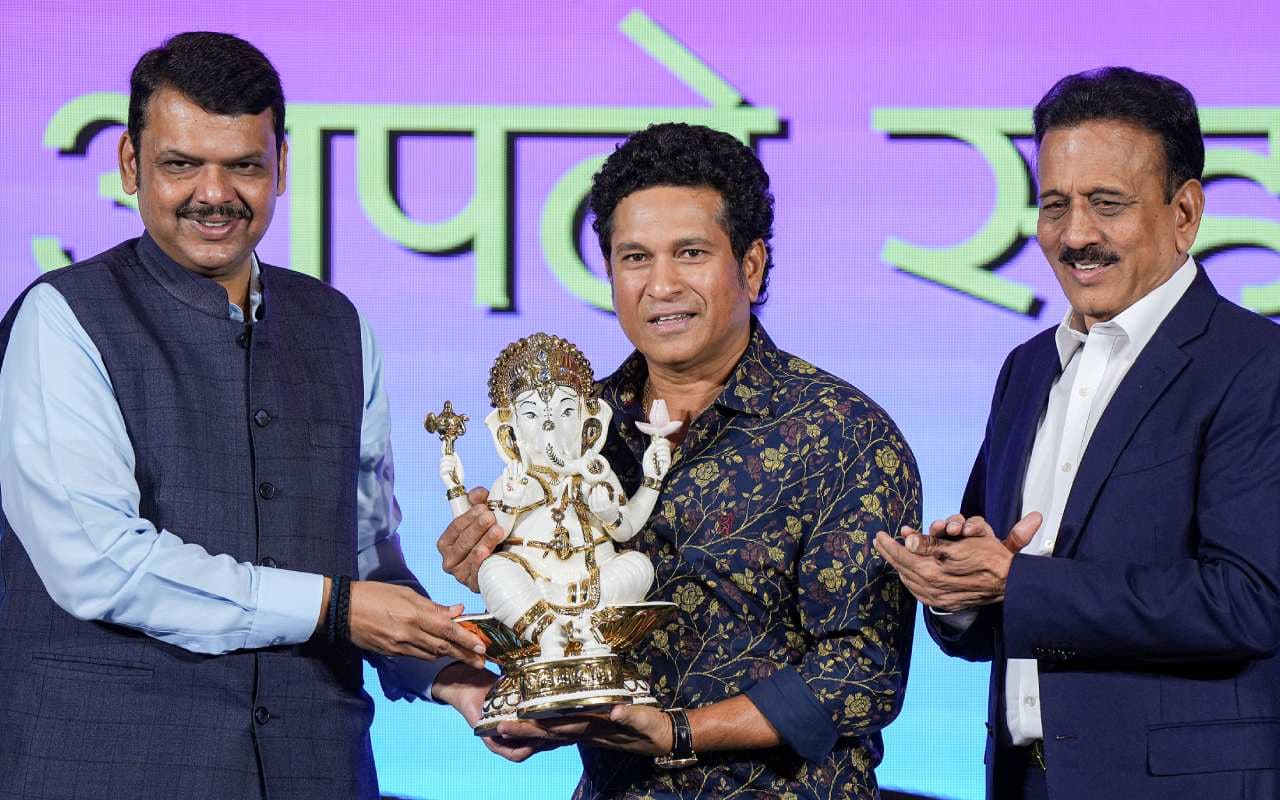 बच्चों संग फुटबॉल खेलते दिखे सचिन तेंदुलकर, कहा- खेल हमें बेहतर इंसान बनने में मदद करते हैं