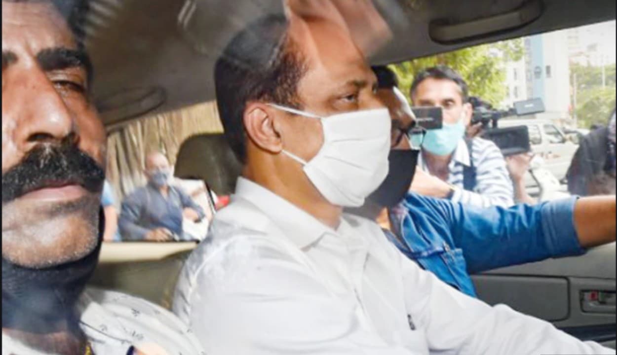 एंटीलिया मामला : सचिन वाजे का सहयोगी API रियाज काजी गिरफ़्तार, सीबीआई ने देशमुख के निजी सहायकों को किया तलब