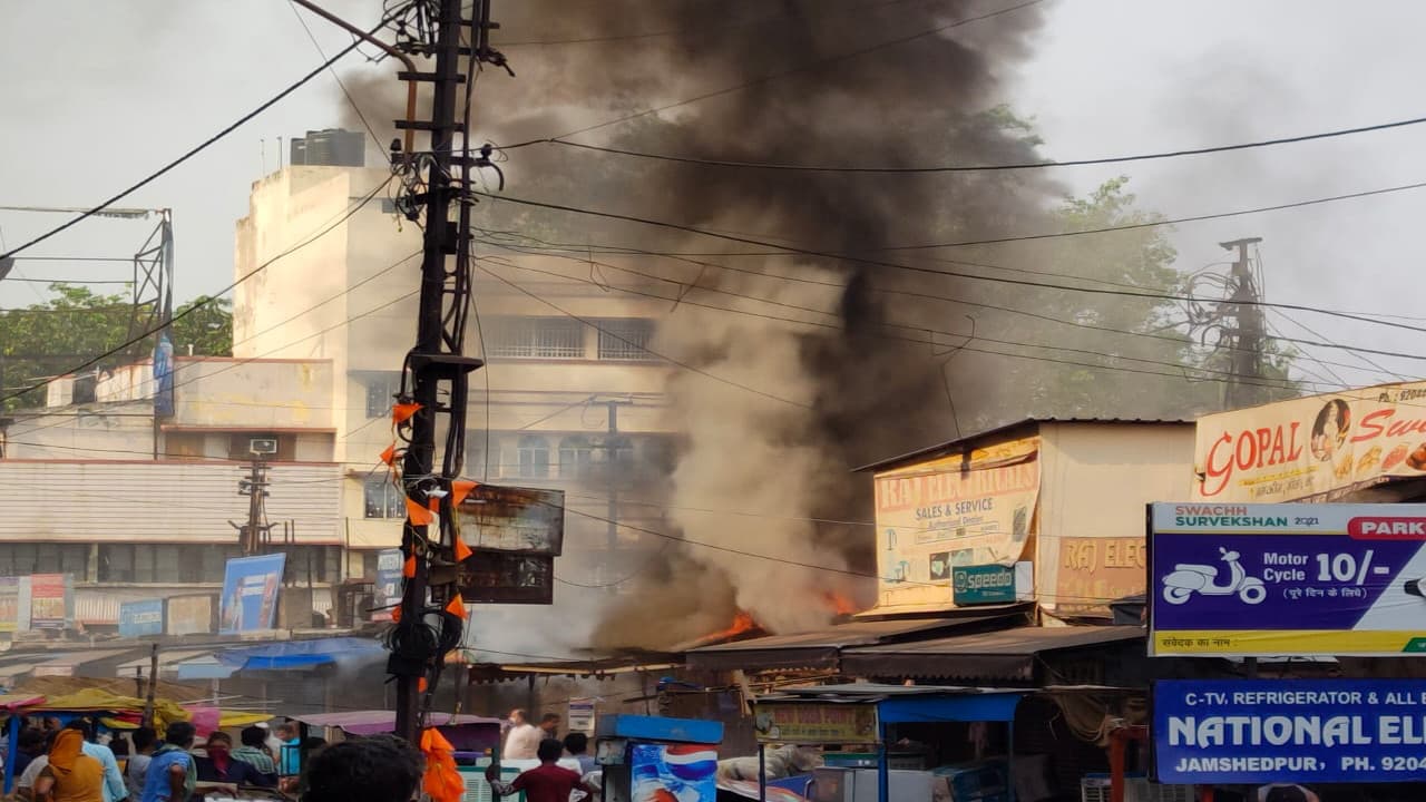 जमशेदपुर के साकची टैंक रोड में 8 दुकानों में लगी आग, 2 दुकानें पूरी तरह जलकर हुई खाक, लाखों का नुकसान
