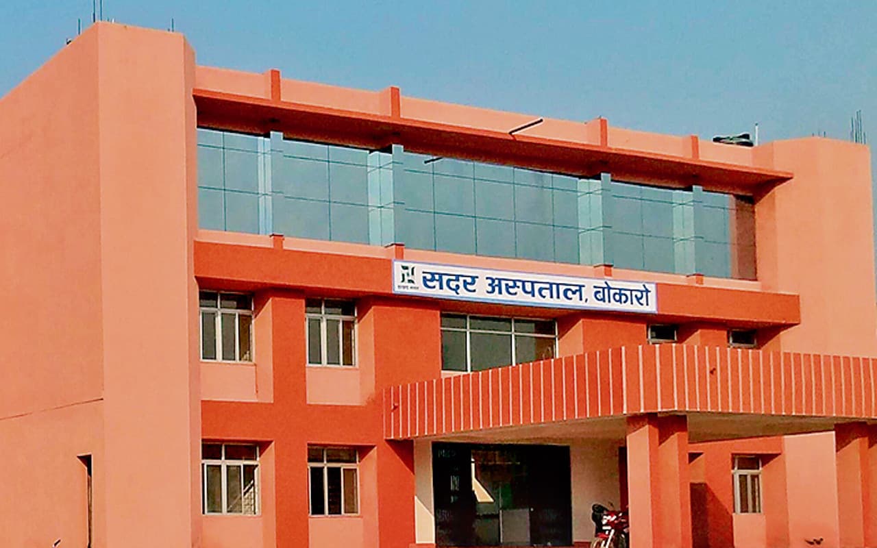 Prabhat Khabar Speical: बिजली के अवैध कनेक्शन से रोशन हो रहा बोकारो का सदर हॉस्पिटल, नहीं ले रहा कोई सुध