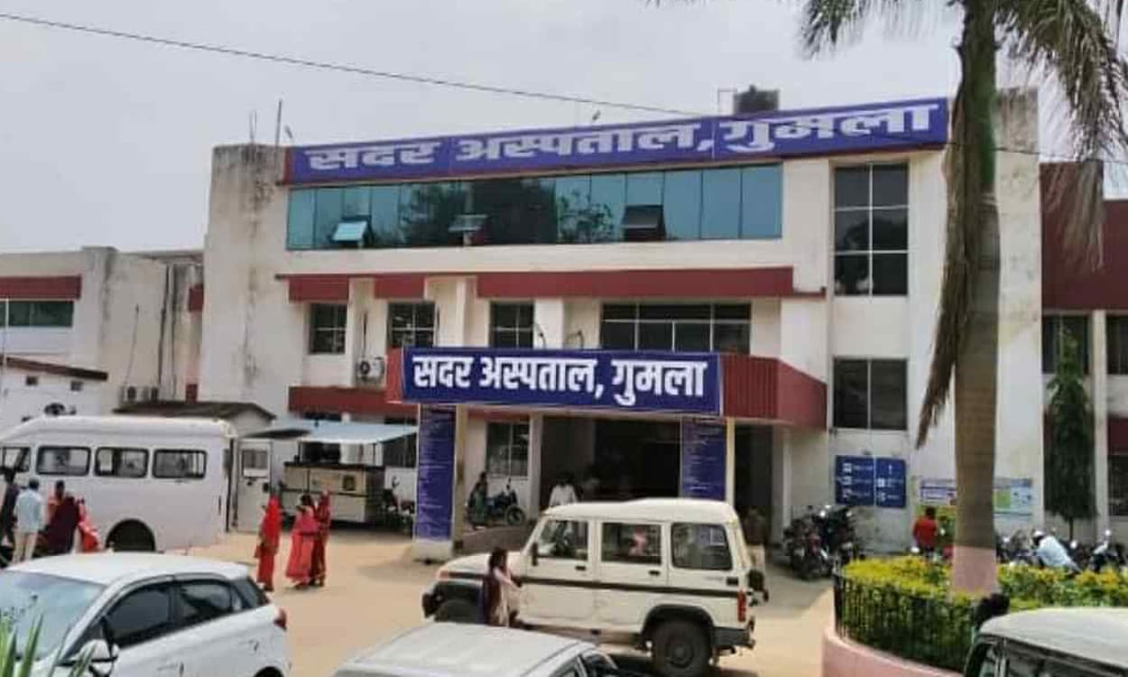 गुमला डीएस ने सदर अस्पताल के एचएम का वेतन रोका, प्रभात खबर ने शौचालय की सफाई न होने पर उठाया था सवाल